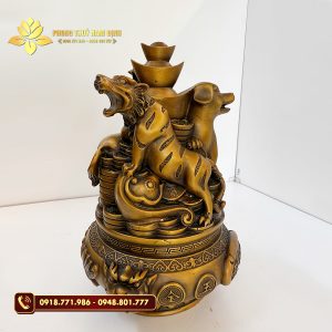 Bộ Tam Hợp chạm khắc tinh xảo, mang ý nghĩa phong thủy may mắn.