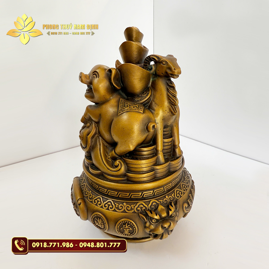 Tượng Tam Hợp bằng đồng chạm khắc tinh xảo, mang ý nghĩa đoàn kết và thịnh vượng. Tượng Tam Hợp bằng đồng chạm khắc tinh xảo, mang ý nghĩa đoàn kết và thịnh vượng.