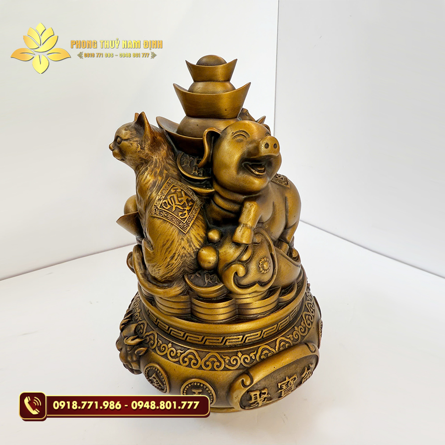 Bộ Tam Hợp Hợi Mào Mùi bằng đồng mạ vàng sáng bóng, biểu trưng cho phú quý và cát tường. Bộ Tam Hợp Hợi Mào Mùi bằng đồng mạ vàng sáng bóng, biểu trưng cho phú quý và cát tường.