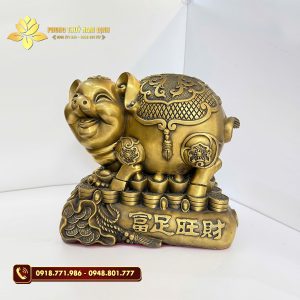 Tượng Heo Bị Tiền bằng đồng mạ vàng, biểu tượng cho tài lộc và phú quý.
