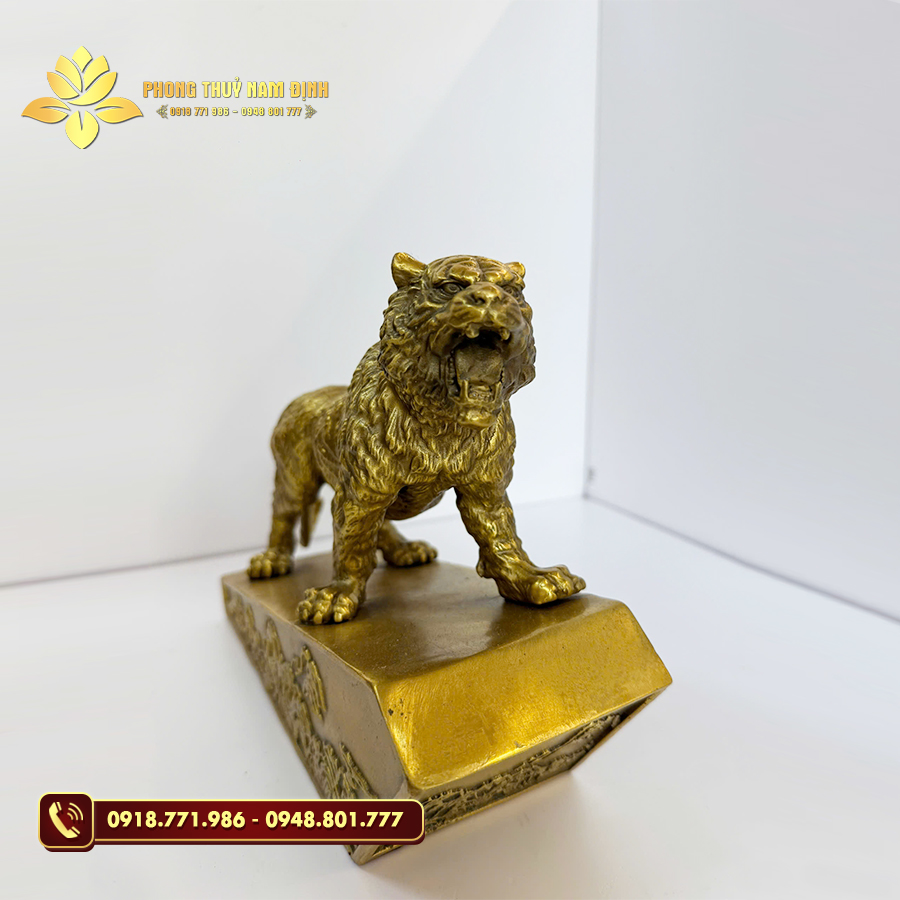 Hổ Đứng Bệ Đá đặt trước sân vườn thu hút năng lượng tích cực. Hổ Đứng Bệ Đá đặt trước sân vườn thu hút năng lượng tích cực.