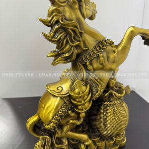 Ngựa đứng bị vàng bằng đồng – Chất liệu mang năng lượng mạnh mẽ