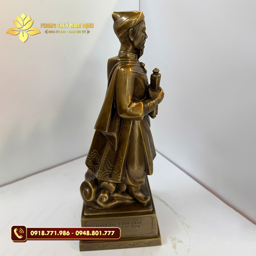 Tượng Hưng Đạo Đại Vương Trần Quốc Tuấn mang vẻ đẹp cổ xưa và trang nghiêm. Tượng Hưng Đạo Đại Vương Trần Quốc Tuấn mang vẻ đẹp cổ xưa và trang nghiêm.