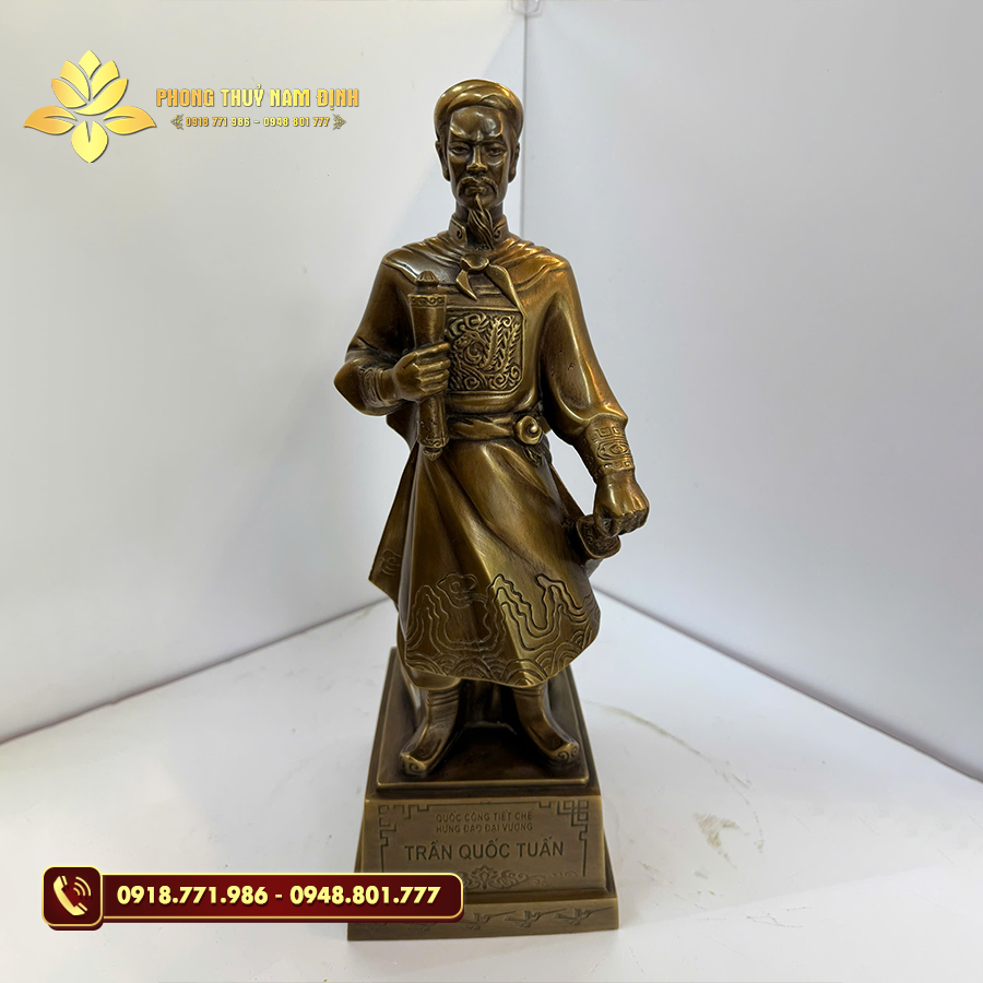 Tượng Trần Quốc Tuấn giả cổ với dáng đứng uy nghi Tượng Trần Quốc Tuấn giả cổ với dáng đứng uy nghi