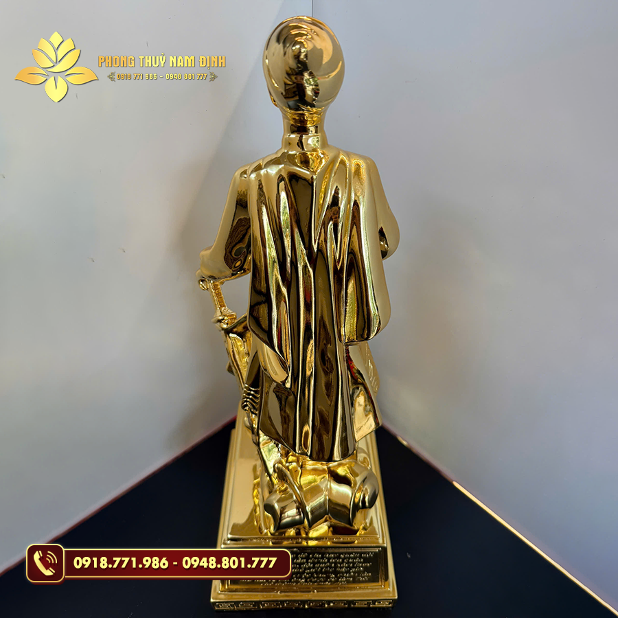 Chi tiết tinh xảo trên tượng Hưng Đạo Đại Vương Trần Quốc Tuấn mạ vàng Chi tiết tinh xảo trên tượng Hưng Đạo Đại Vương Trần Quốc Tuấn mạ vàng