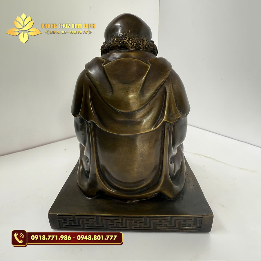 Tượng Đạt Ma Sư Tổ bằng đồng với dáng đứng vững chãi