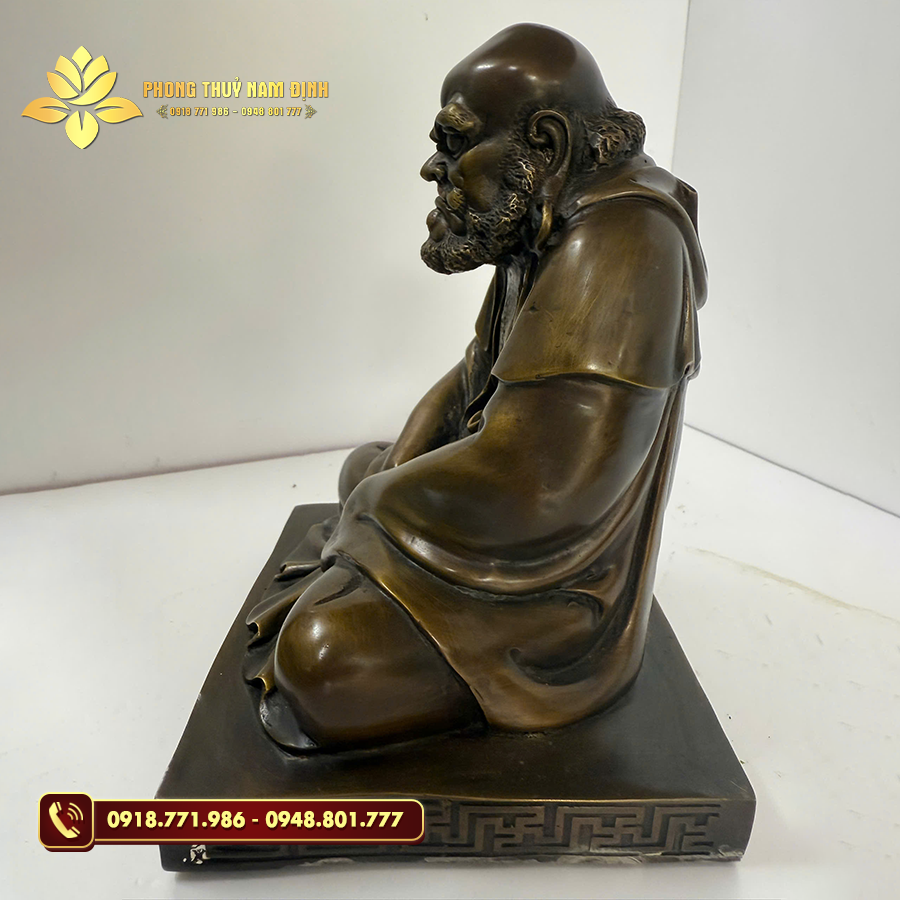 Tượng Đạt Ma Sư Tổ thể hiện tinh thần tu hành và ý chí vượt qua gian khổ.