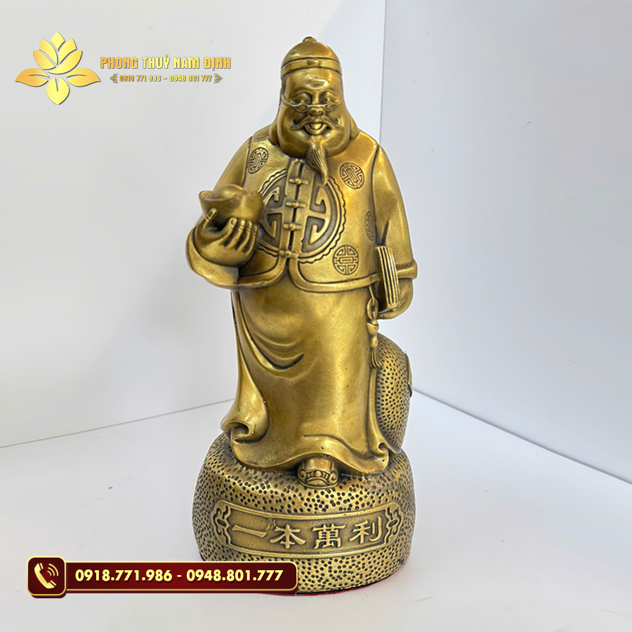 Tượng Quản Gia Quản Tài bằng đồng mạ vàng tượng trưng cho tài lộc và quyền uy. Tượng Quản Gia Quản Tài bằng đồng mạ vàng tượng trưng cho tài lộc và quyền uy.