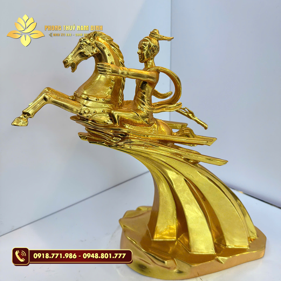 Chi tiết tinh tế trên bức tượng Thánh Gióng mạ vàng Chi tiết tinh tế trên bức tượng Thánh Gióng mạ vàng