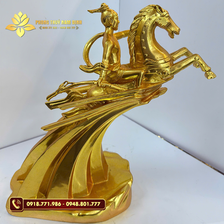 Hình ảnh tượng Thánh Gióng mạ vàng được chế tác từ đồng cao cấp, phủ vàng thật 24K Hình ảnh tượng Thánh Gióng mạ vàng được chế tác từ đồng cao cấp, phủ vàng thật 24K