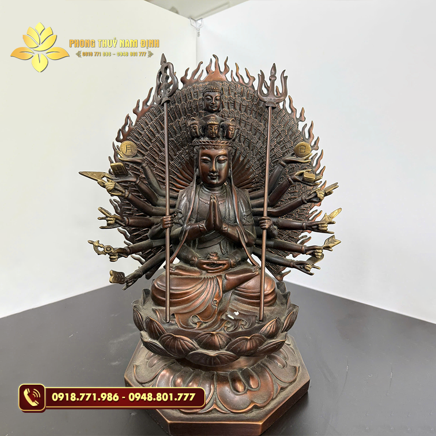 Tượng Thiên Thủ Thiên Nhãn biểu tượng của lòng từ bi và trí tuệ. Tượng Thiên Thủ Thiên Nhãn biểu tượng của lòng từ bi và trí tuệ.
