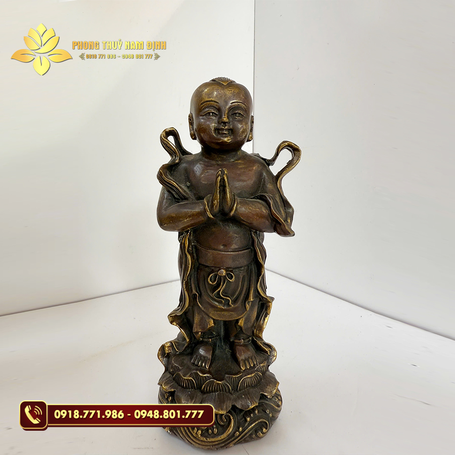 Tượng Tiên Đồng bằng đồng thể hiện vẻ đẹp thanh khiết và cát tường. Tượng Tiên Đồng bằng đồng thể hiện vẻ đẹp thanh khiết và cát tường.