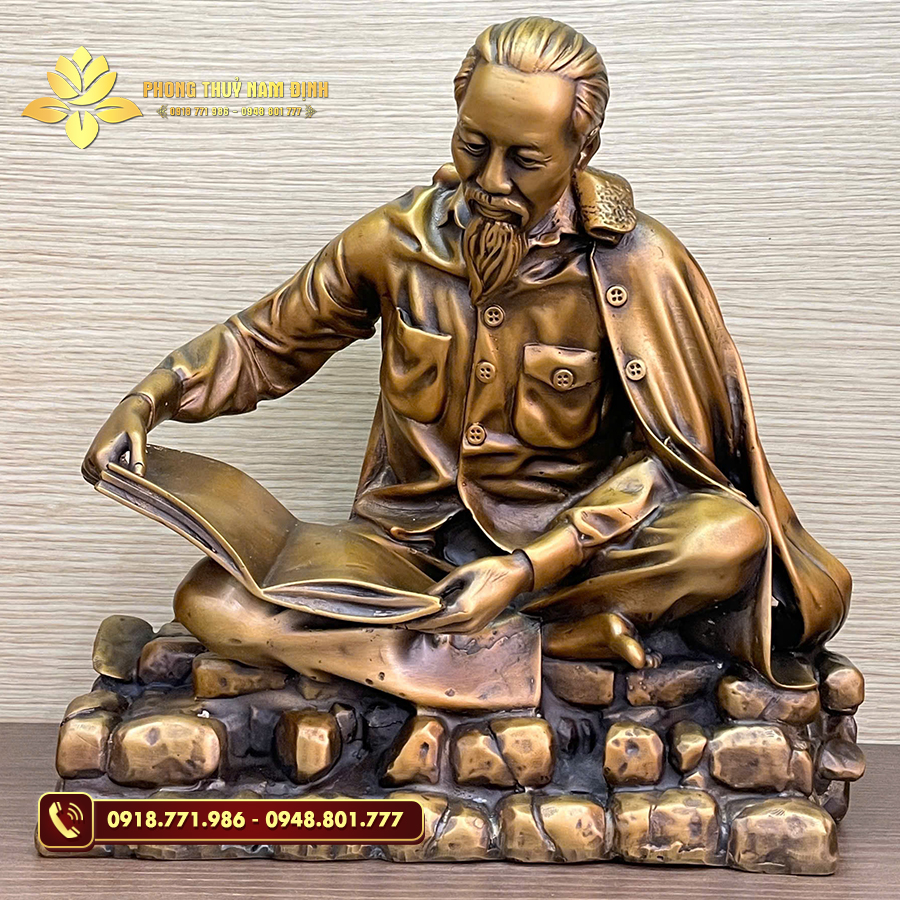 Tượng đồng Bác Hồ ngồi đọc báo