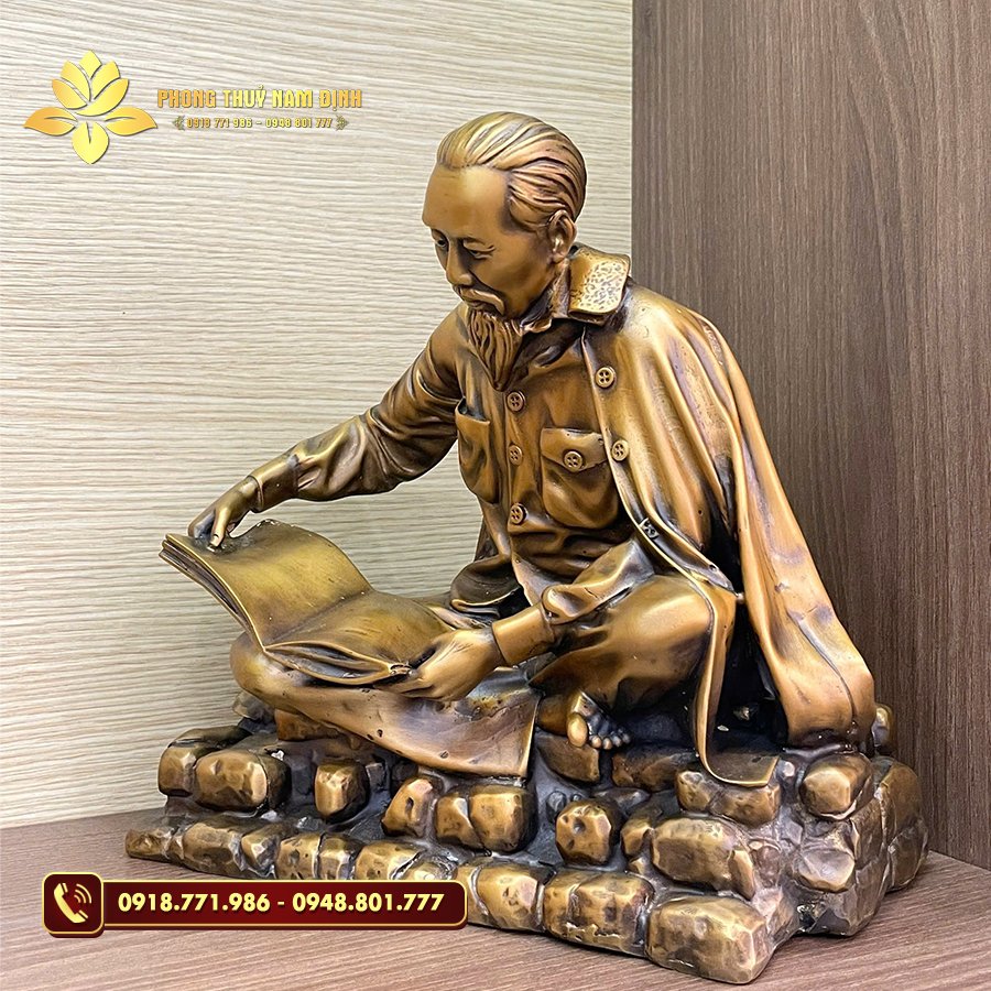 Tượng đồng Bác Hồ ngồi đọc báo