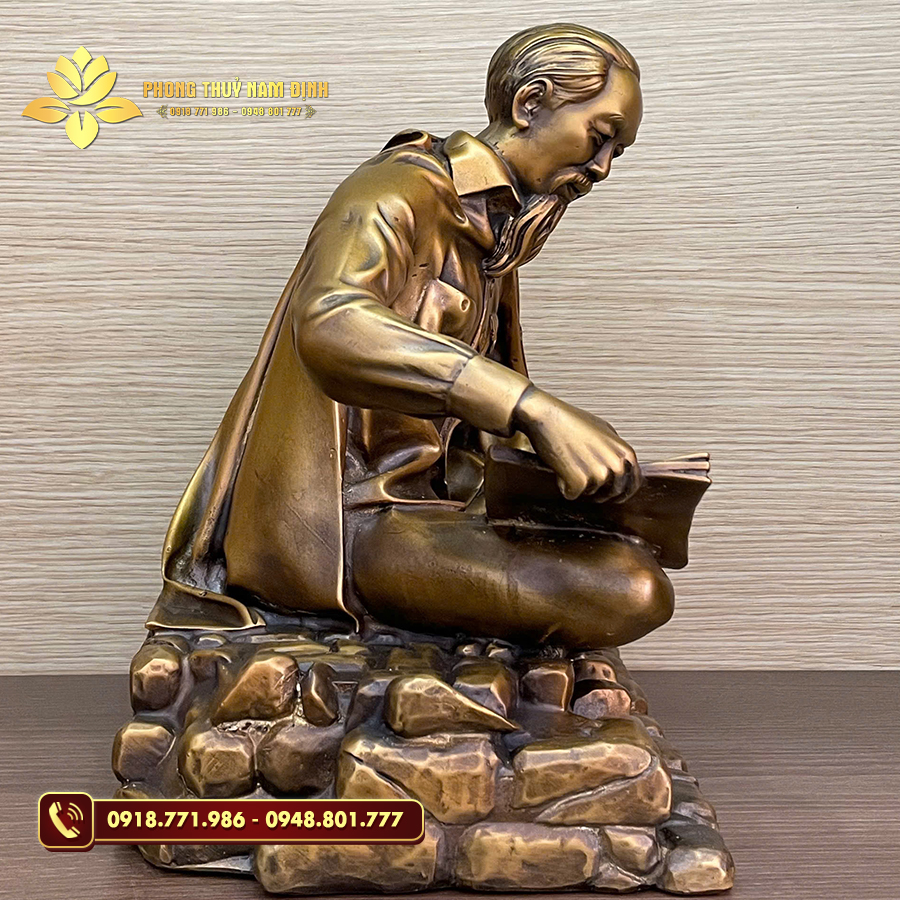 Tượng đồng Bác Hồ ngồi đọc báo