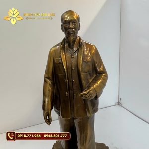 Tượng đồng Bác Hồ về quê màu giả cổ