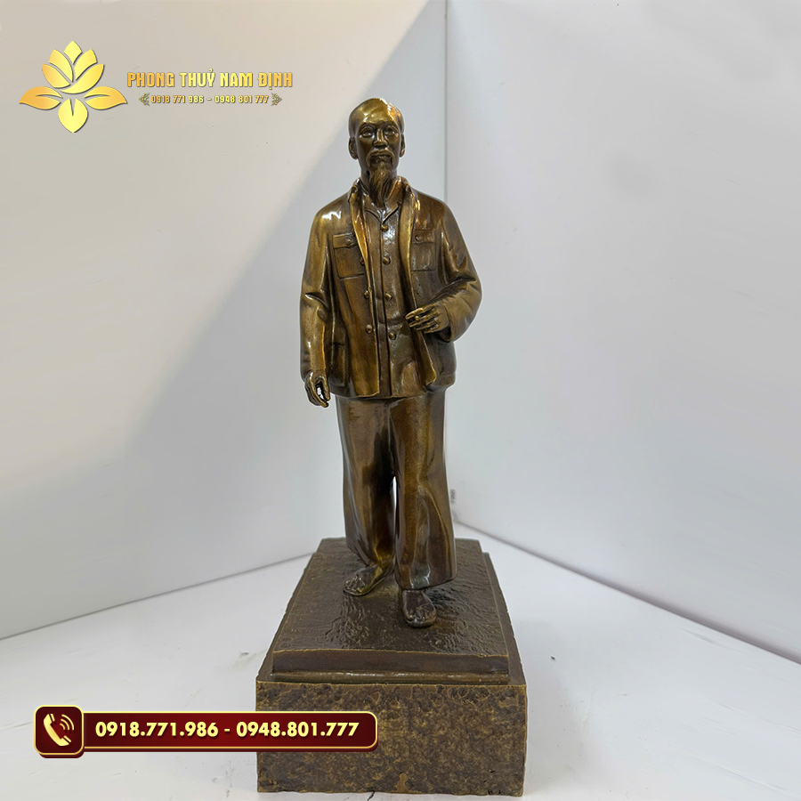 Tượng đồng Bác Hồ về quê màu giả cổ