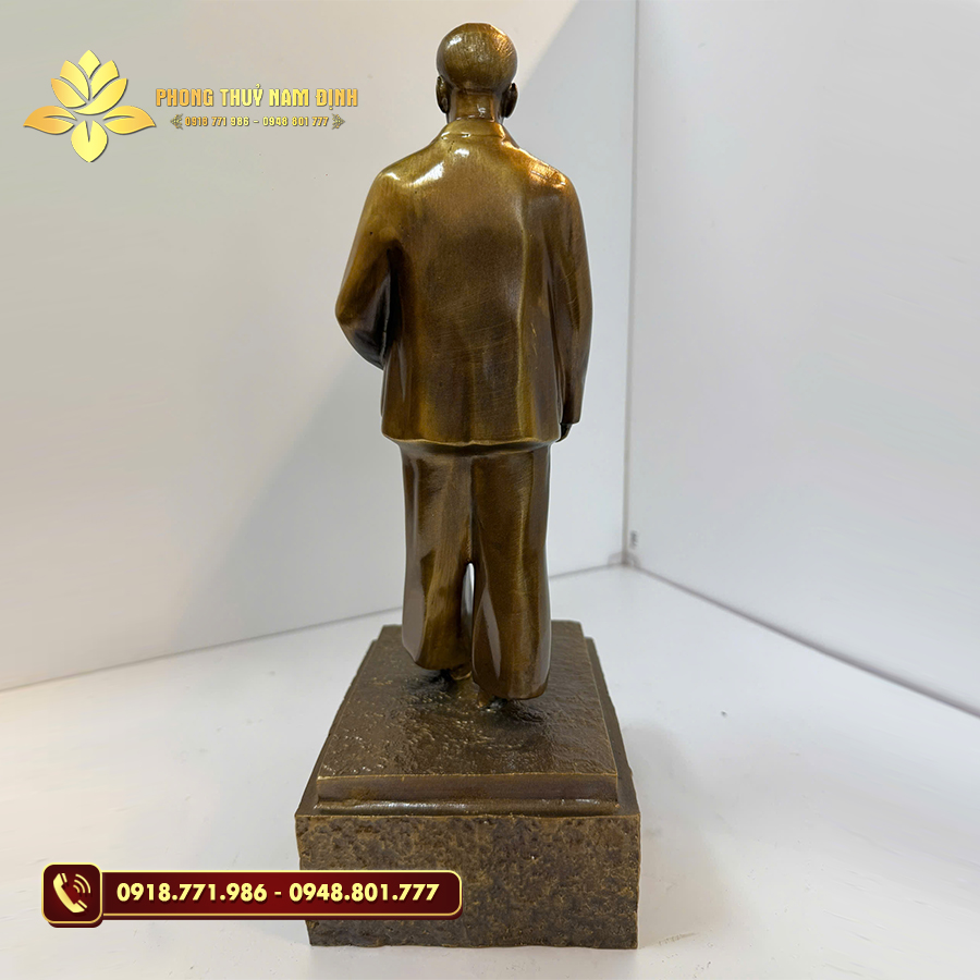 Tượng đồng Bác Hồ về quê màu giả cổ