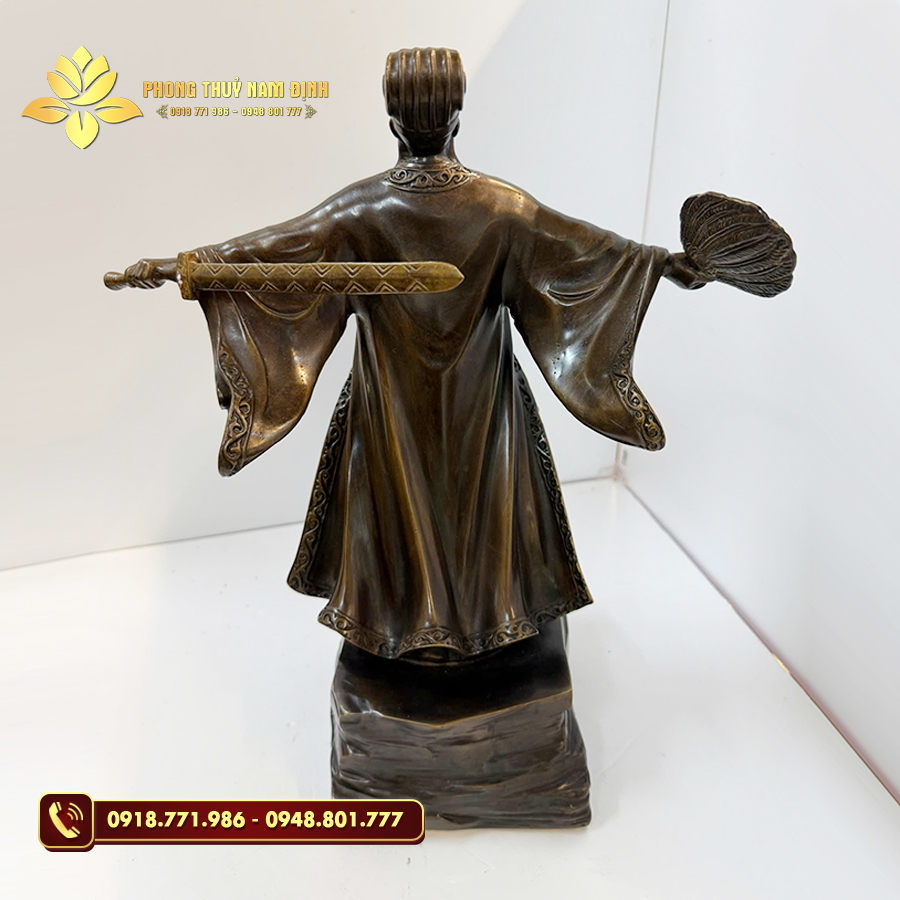 Tượng đồng Khổng Minh hứng gió